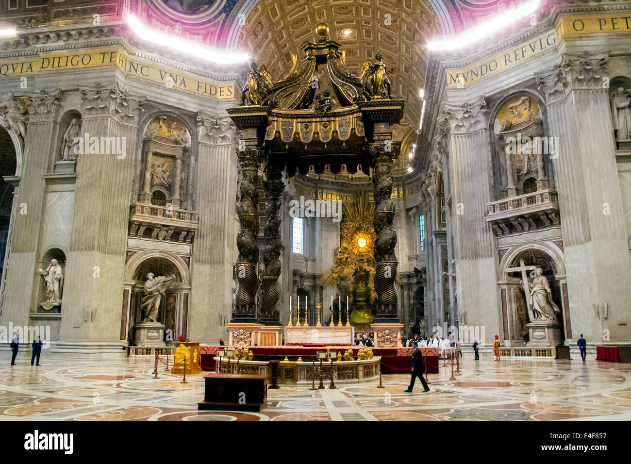 Il baldacchino sopra l altare papale nella Basilica di San Pietro in Vaticano Foto Stock