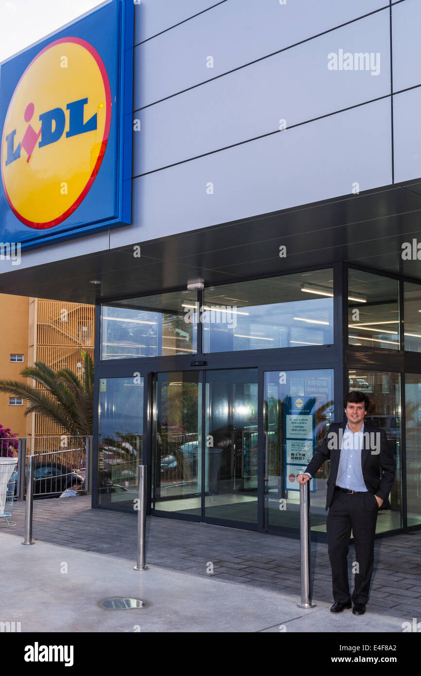 Gesù Toro il manager del nuovo supermercato Lidl a Puerto Santiago, nei pressi di Los Gigantes, Tenerife, Isole Canarie, Spagna. Foto Stock