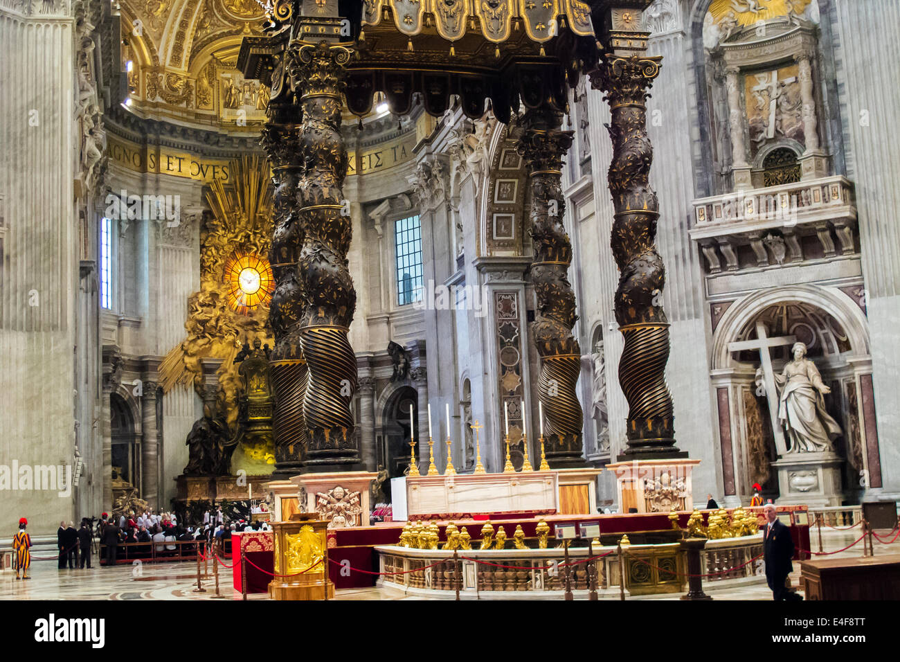 Il baldacchino sopra l altare papale nella Basilica di San Pietro in Vaticano Foto Stock