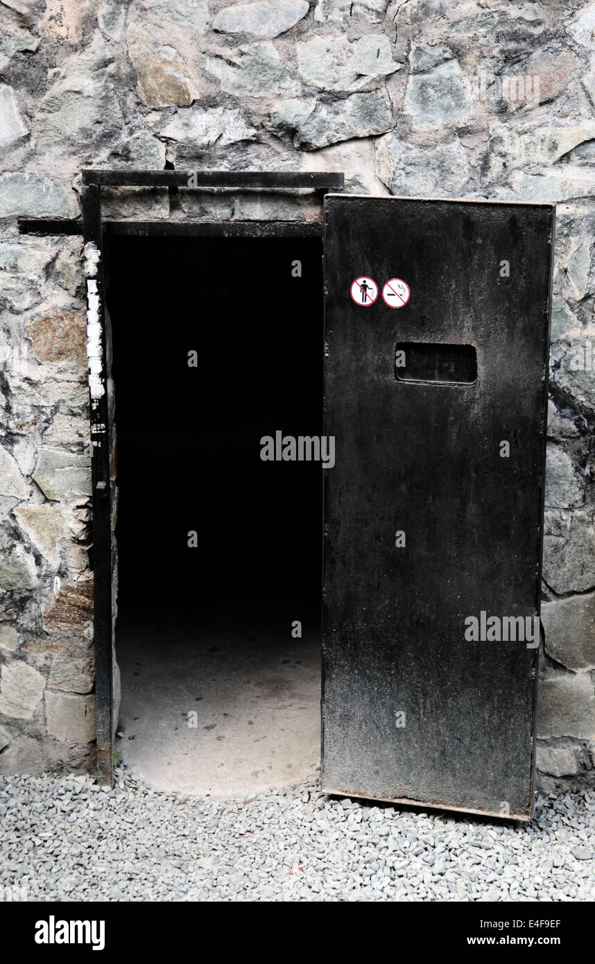 Si tratta di una fotografia della porta di ingresso di un vecchio carcere in Ho Chi Min in Vietnam. La porta è aperta Foto Stock