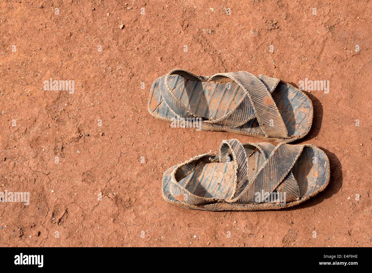 Un paio di sandali di pneumatico usurato dalla gente del luogo in Tanzania, Africa Foto Stock