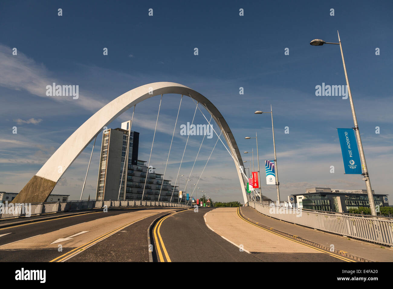 Clyde arc con giochi del Commonwealth banner sui lampioni, nessun popolo nel soleggiato condistions, Glasgow, Scotland, Regno Unito Foto Stock