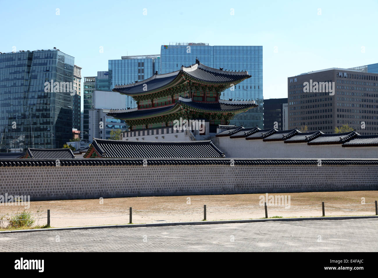 Si tratta di una foto di un contrasto tra l'architettura antica e nuova moderna uno a Seul in Corea del Sud Foto Stock