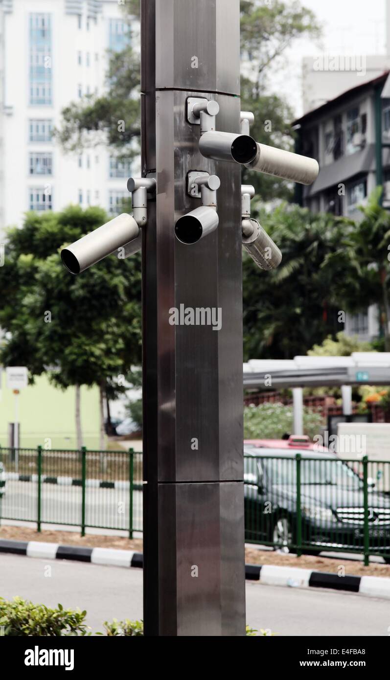 Si tratta di una foto di molti telecamera TVCC su un Pilastro elettrica nella città di Singapore il grande fratello Foto Stock