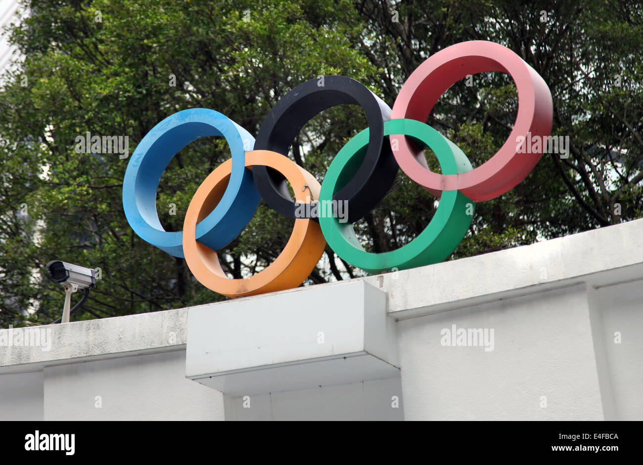 Si tratta di una foto del logo olimpico, i cinque cerchi colorati in blu arancione verde nero e rosso Foto Stock