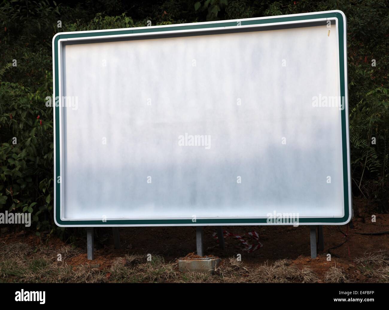Ir è una foto di un vuoto poster outdoor bordo, è un grande vuoto dello spazio pubblicitario Foto Stock