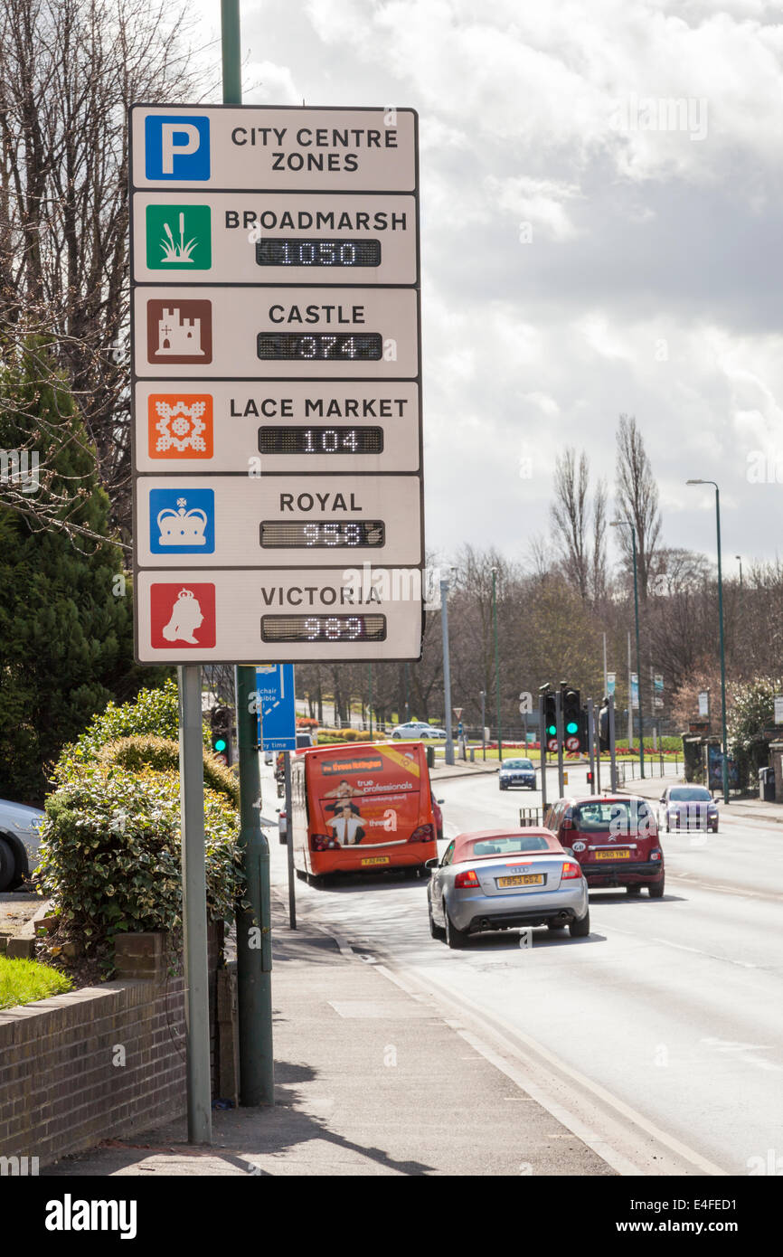 Electronic segno parcheggio. Display elettronico che mostra il centro città di spazi per il parcheggio auto disponibile in Nottingham, Inghilterra, Regno Unito Foto Stock