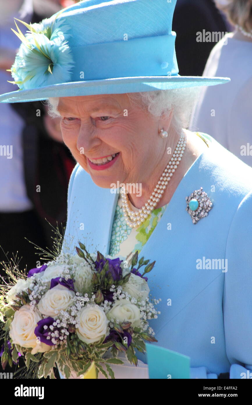 Matlock, Derbyshire, Regno Unito. Il 10 luglio 2014. La regina Elisabetta II e il Duca di Edimburgo sono stati ricevuti dal sig. William Tucker, Lord-Lieutenant del Derbyshire all'arrivo alla stazione di Matlock davanti a una visita al lusso Produttore di maglieria, John Smedley e Chatsworth House. Foto Stock