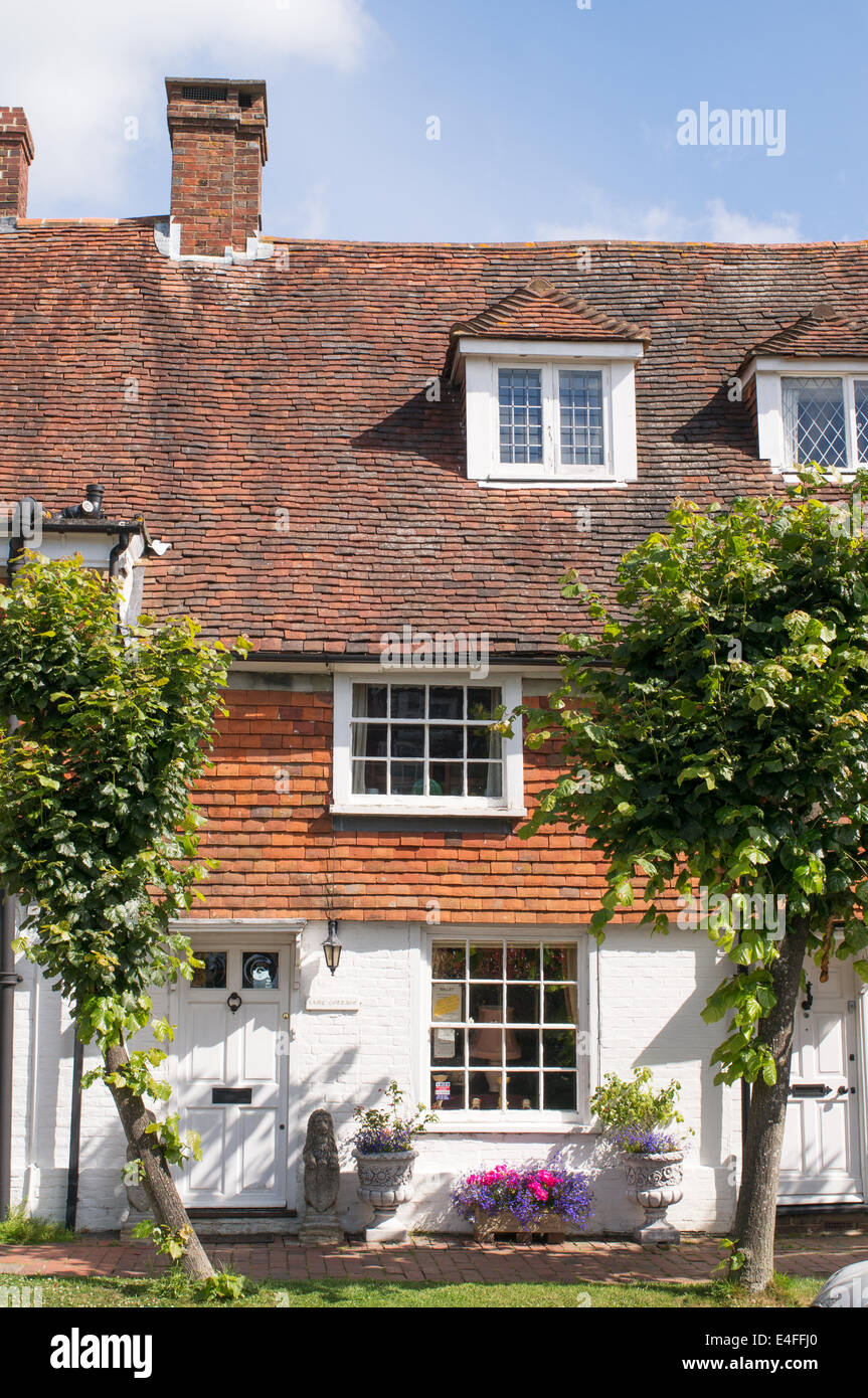Tradizionale francone cottage con piastrelle appeso alla vista in elevazione frontale Burwash, East Sussex, England Regno Unito Foto Stock