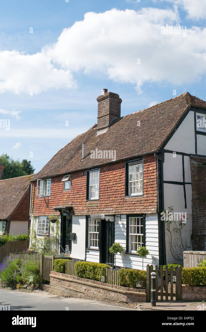 Metà di tradizionali case con travi di legno con piastrelle appeso alla vista in elevazione frontale Burwash, East Sussex, England Regno Unito Foto Stock