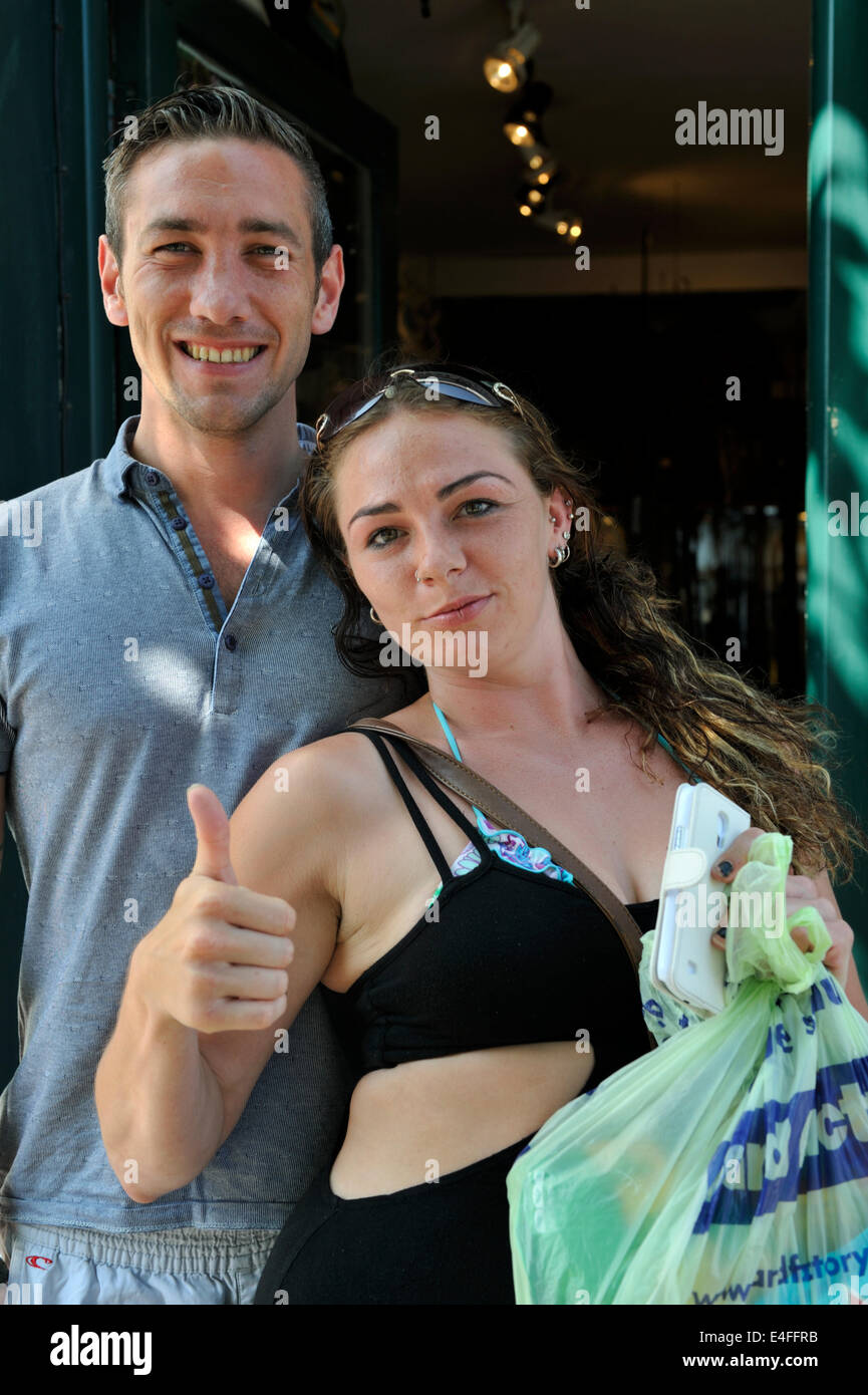 Giovane uomo e donna. Donna che il pollice in alto segno Foto Stock