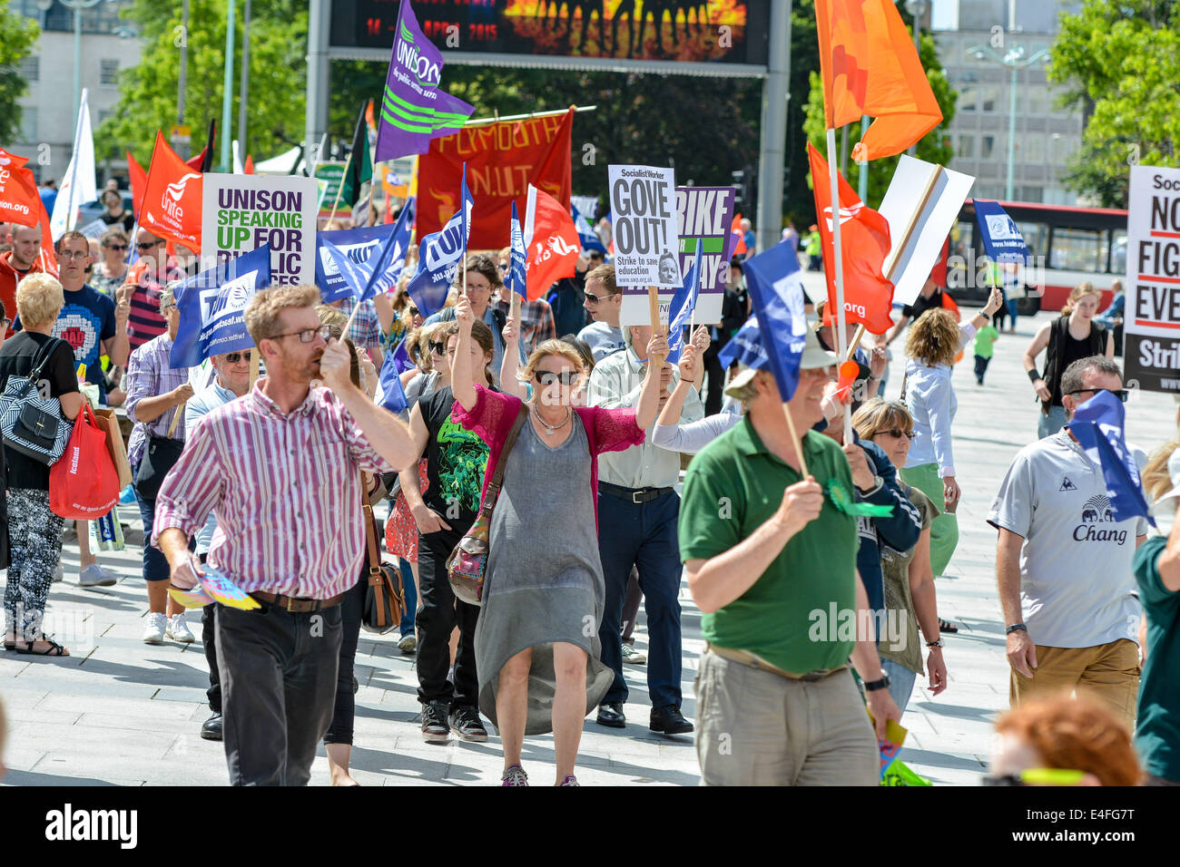 Plymouth Regno Unito. Il 10 luglio 2014. Centinaia di lavoratori del settore pubblico in Plymouth compresi gli alloggi degli ufficiali, collettori di rifiuti, Foto Stock