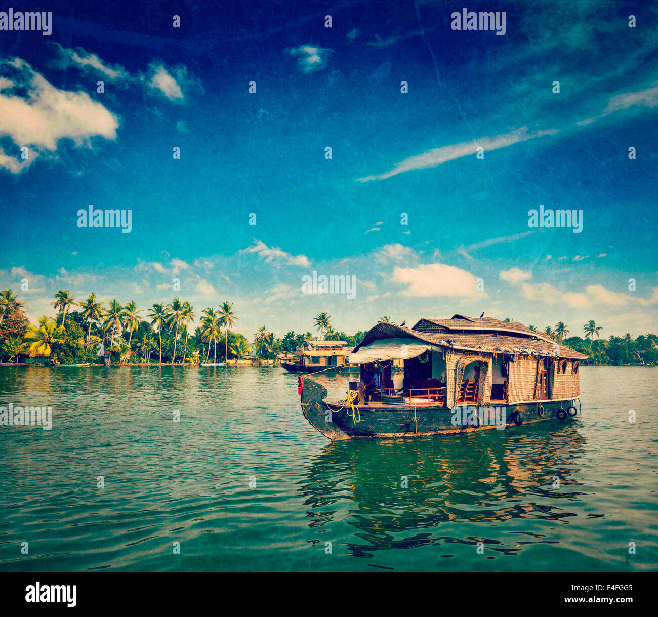 Vintage retrò hipster stile immagine di viaggio di viaggi turismo Kerala background - houseboat in Kerala backwaters con grunge Foto Stock