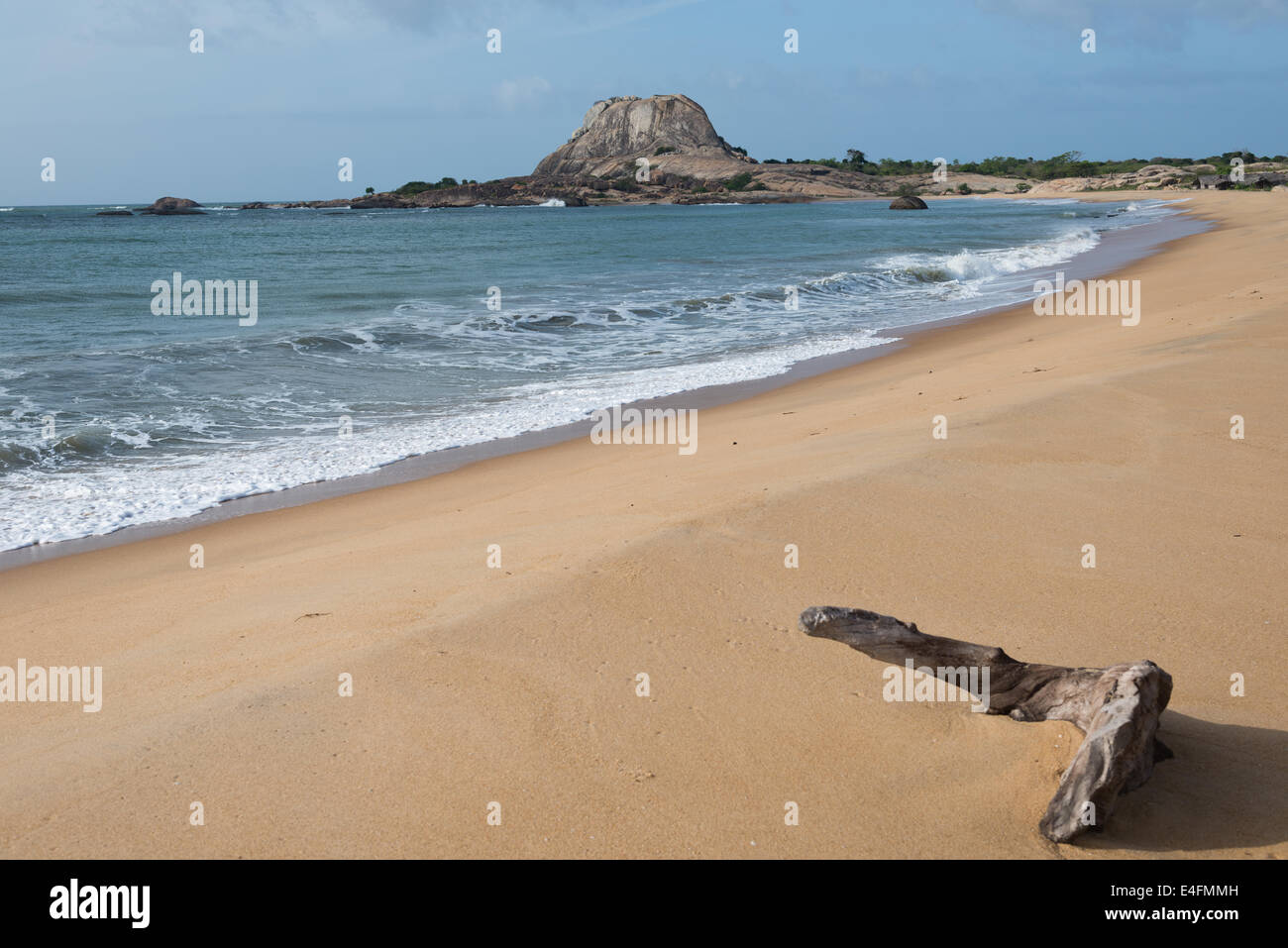 Una spiaggia con una vista sull'Oceano Indiano da Yala National Park nello Sri Lanka Foto Stock