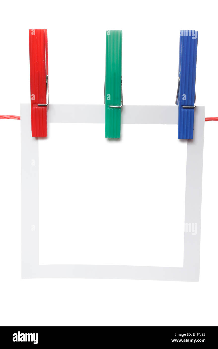 Carta fotografica su uno stendibiancheria con tre clothespin rosso, verde e blu. Concetto di RGB Foto Stock