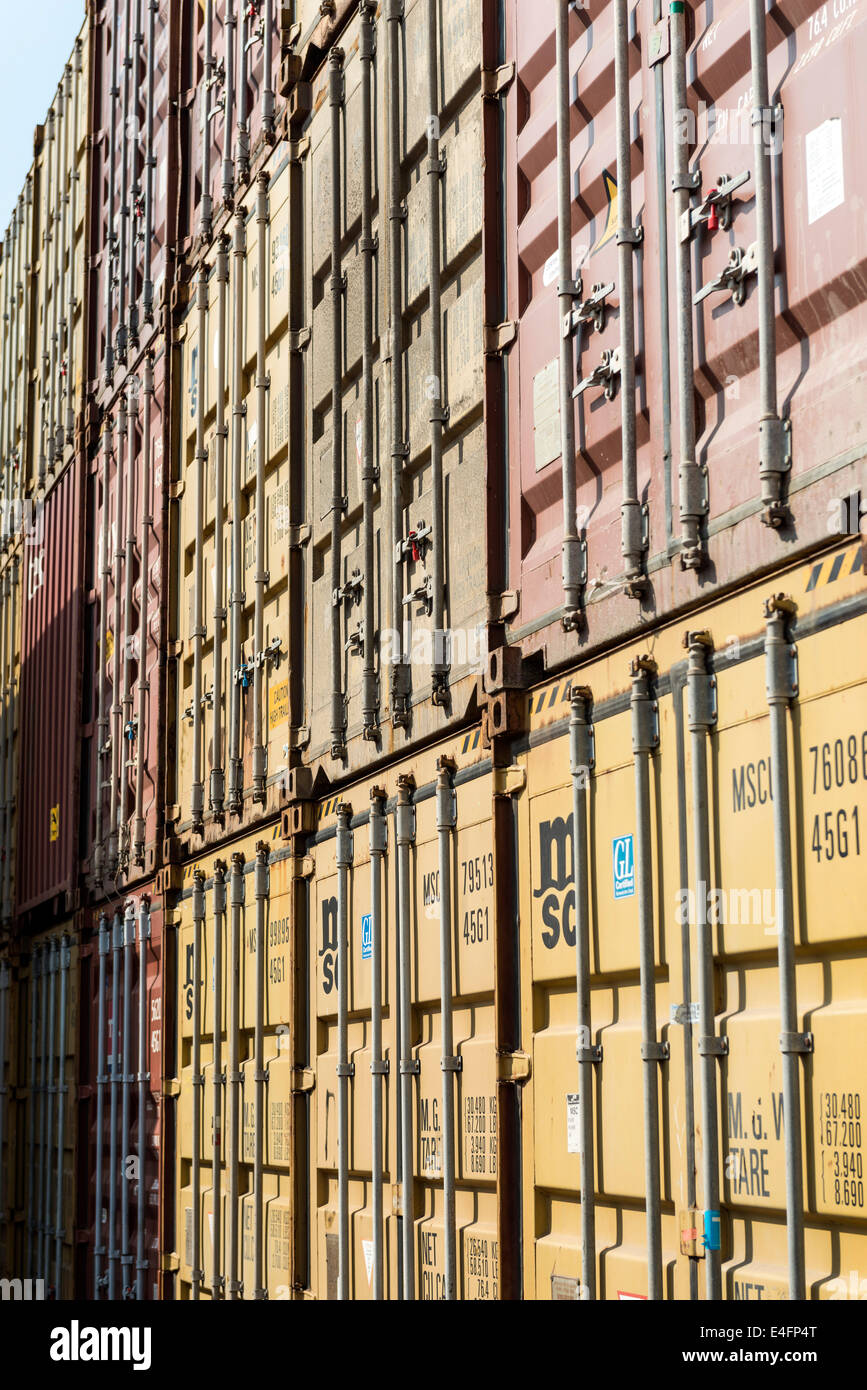 Contenitori al terminal per container Foto Stock