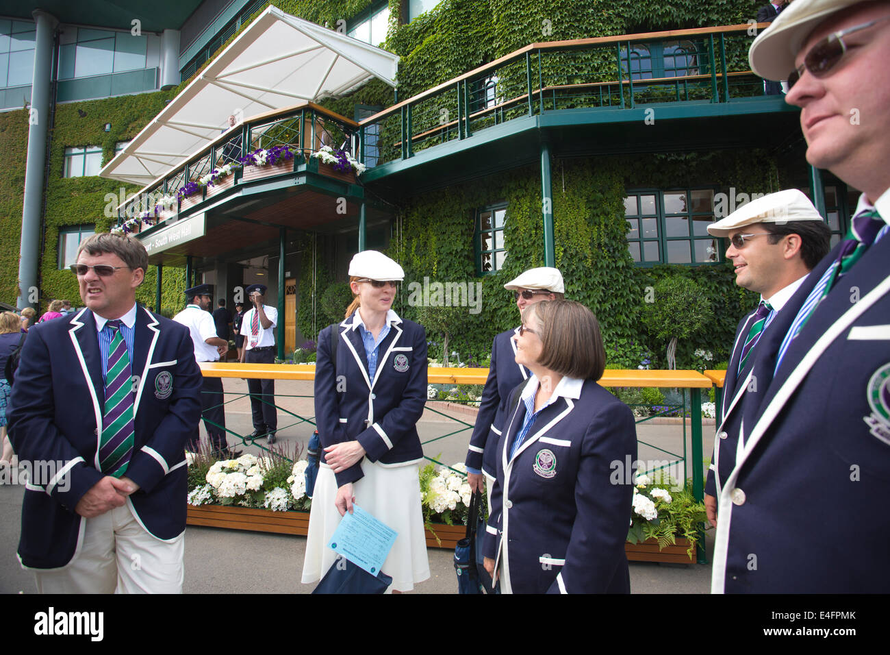 Guardalinee e arbitri fuori dal centro, Wimbledon Tennis Championships 2014, a sud-ovest di Londra, England, Regno Unito Foto Stock