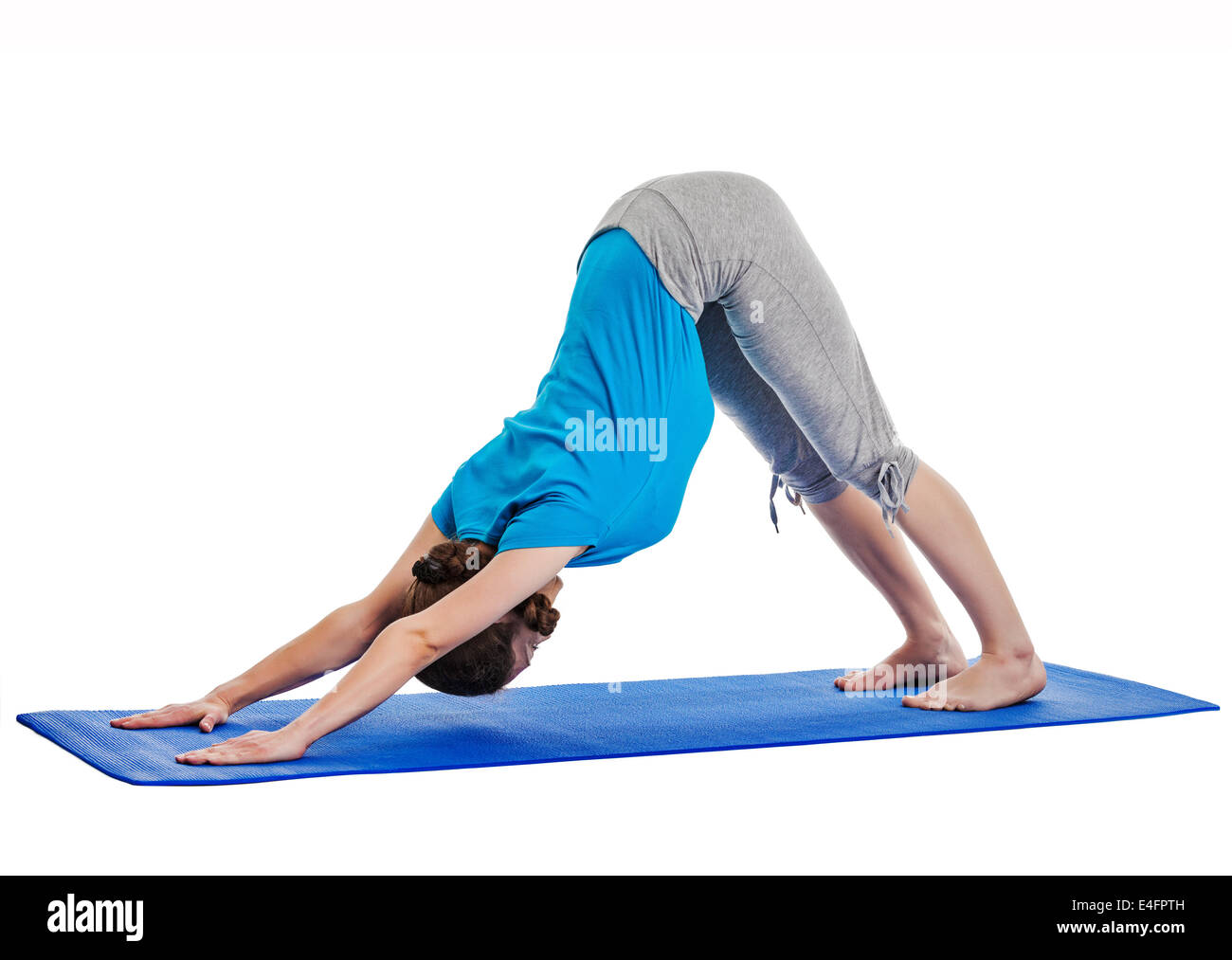 Yoga - giovane bella donna istruttore yoga facendo del Cane con la testa in giù (adho mukha svanasana) asana esercizio isolato su bianco b Foto Stock