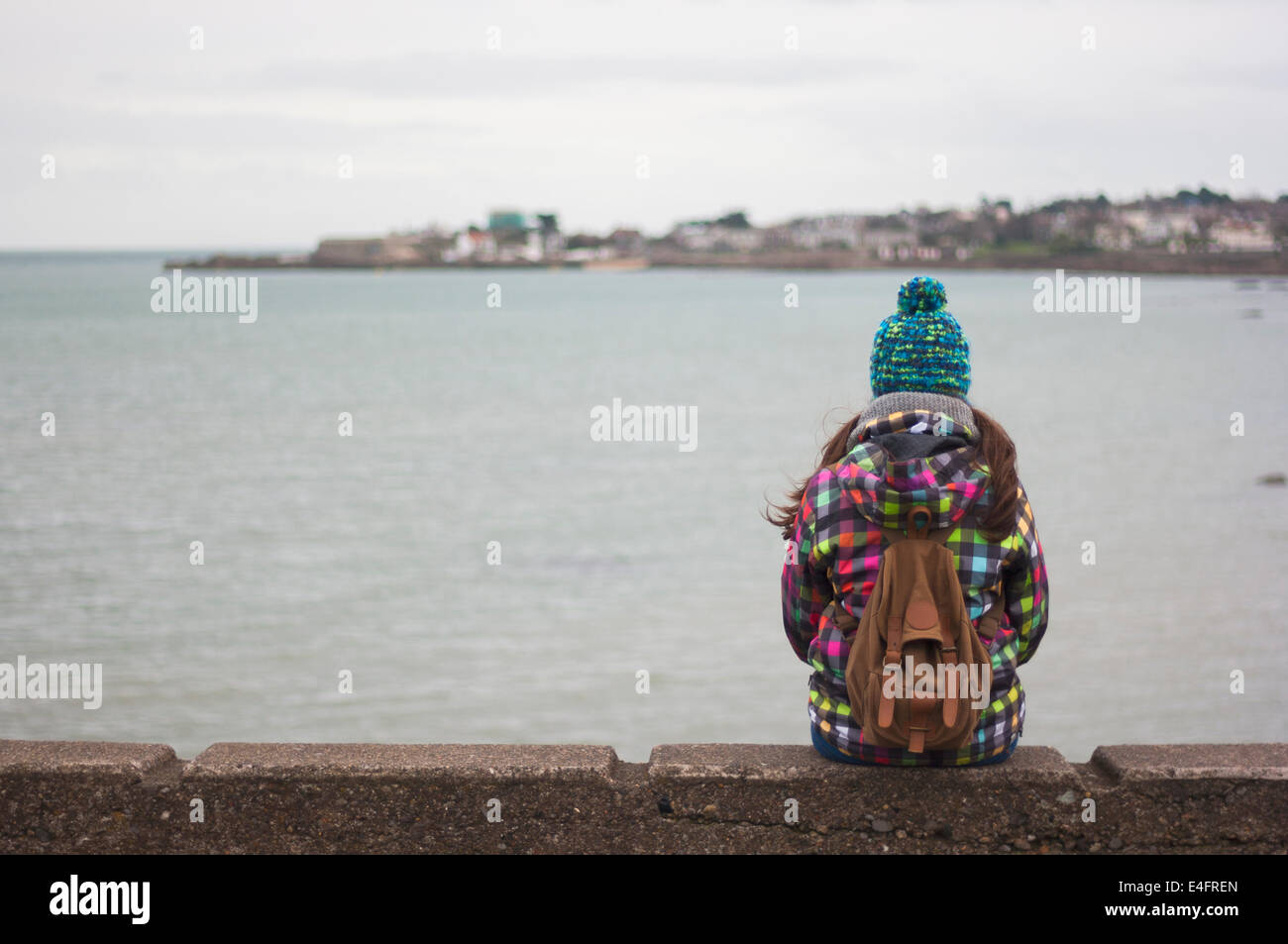 Vista posteriore di una donna che guarda avanti futuro Foto Stock