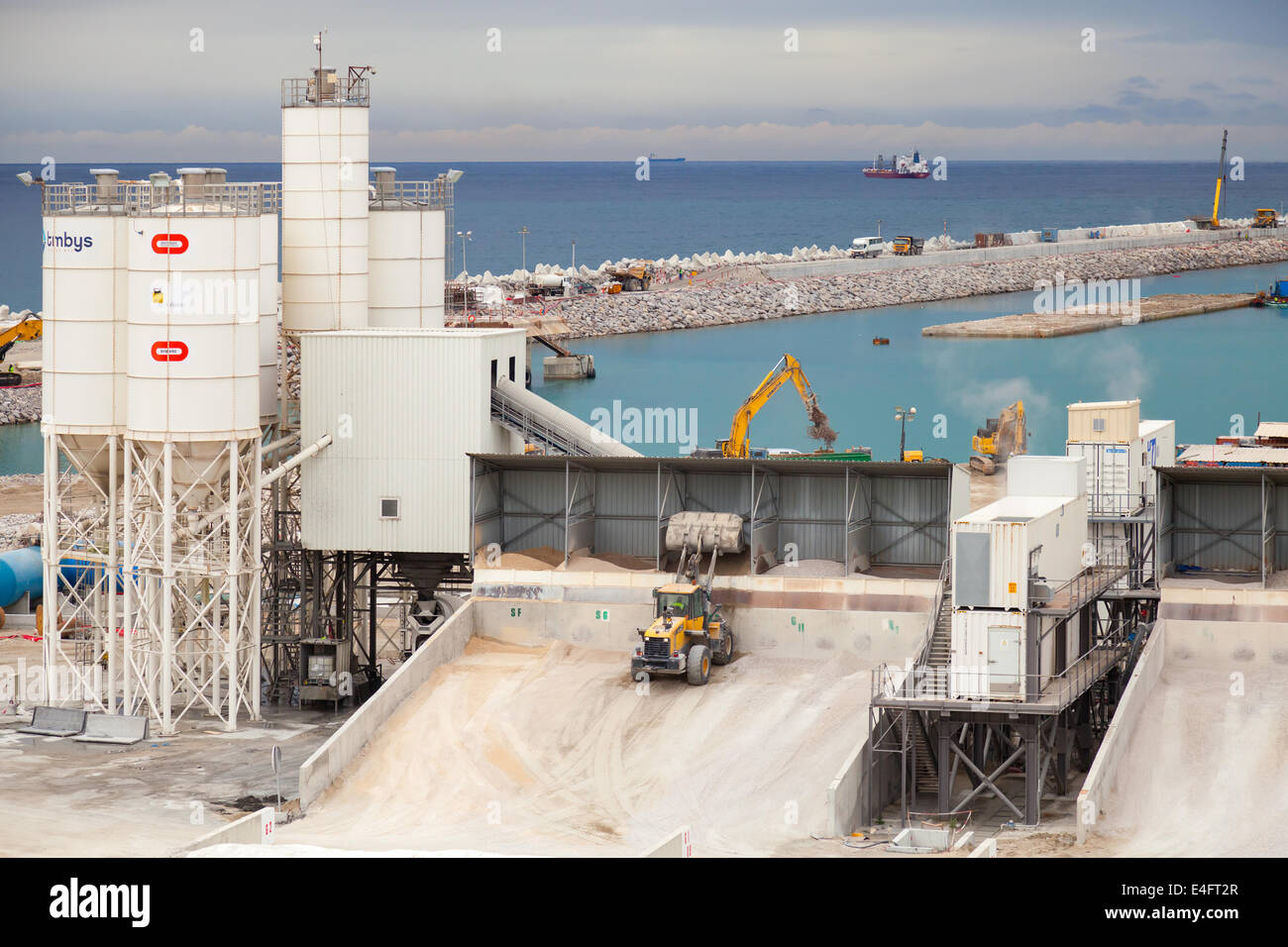 TANGER, Marocco - MARZO 28, 2014: Nuovi terminali area in costruzione, Porto Tanger-Med 2. Sarà il più grande porto di Afric Foto Stock