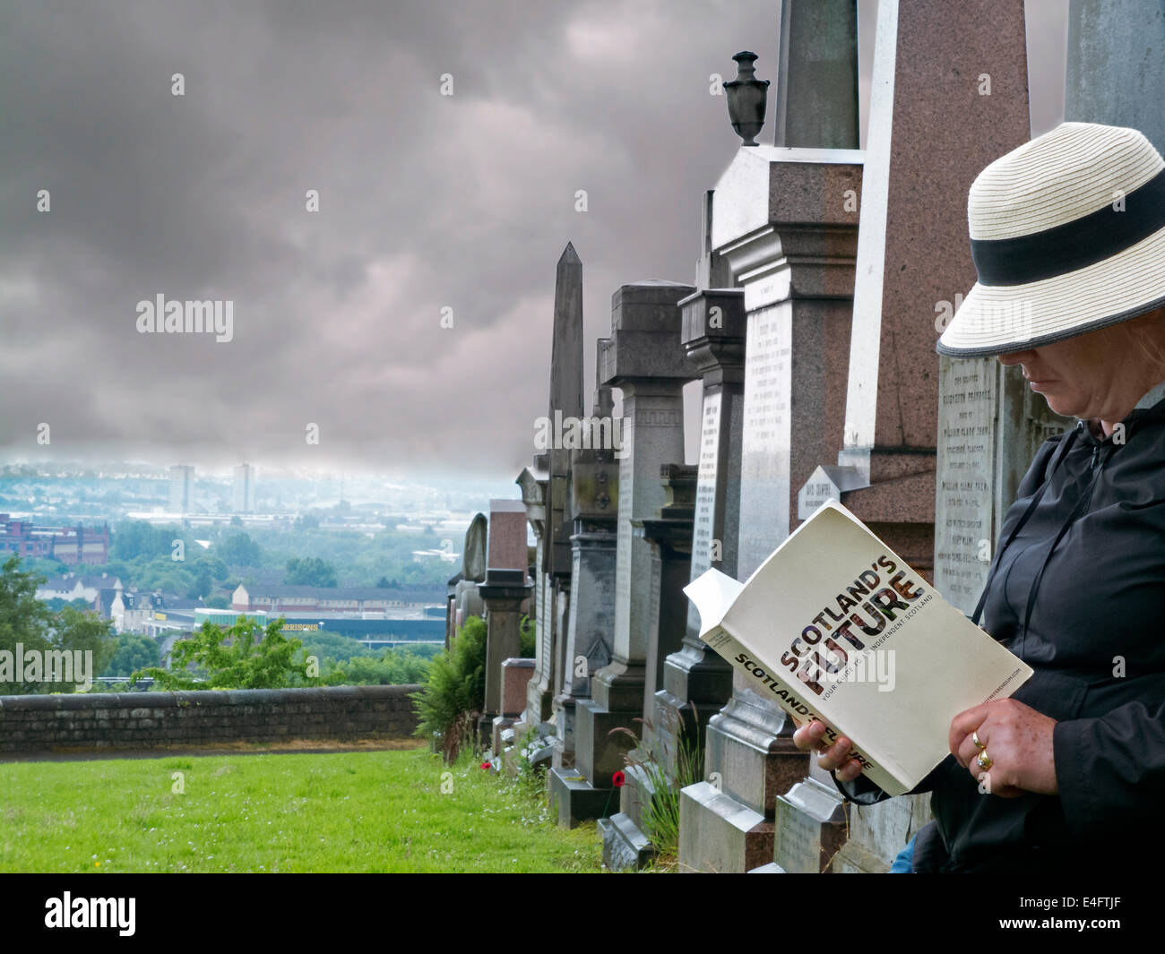 Scozia in futuro un manuale pubblicato dal governo scozzese circa l'indipendenza letta in Glasgow la necropoli. Foto Stock