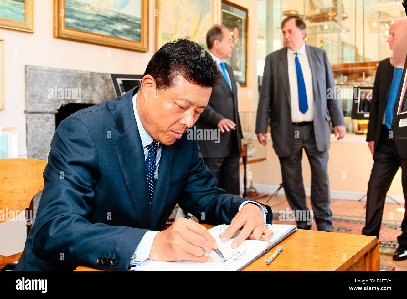 Salisbury, Wiltshire, Regno Unito. 10 Luglio, 2014. Ambasciatore cinese Liu Xiaoming Firma il libro degli ospiti sul suo arrivo a Arundells, casa dell ex primo ministro Rt Hon Sir Edward Heath. L'ambasciatore è stato a casa per aprire una mostra fotografica intitolata Edward Heath, un pioniere della Cina Modern-Age-UK amicizia Credito: John Rose Fotografia/Alamy Live News Foto Stock