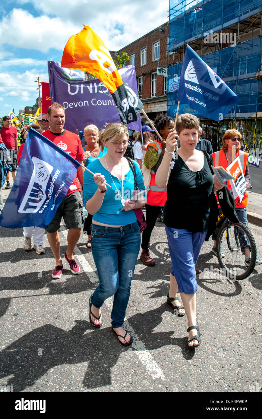 Exeter Devon, Regno Unito. Il 10 luglio 2014. GMB e di Unison membri a piedi lungo Exeter High Street durante i lavoratori del settore pubblico la giornata nazionale di azione in Exeter City Centre nel luglio 10th, 2014 in Exeter Devon, UK Credit: Clive Chilvers/Alamy Live News Foto Stock