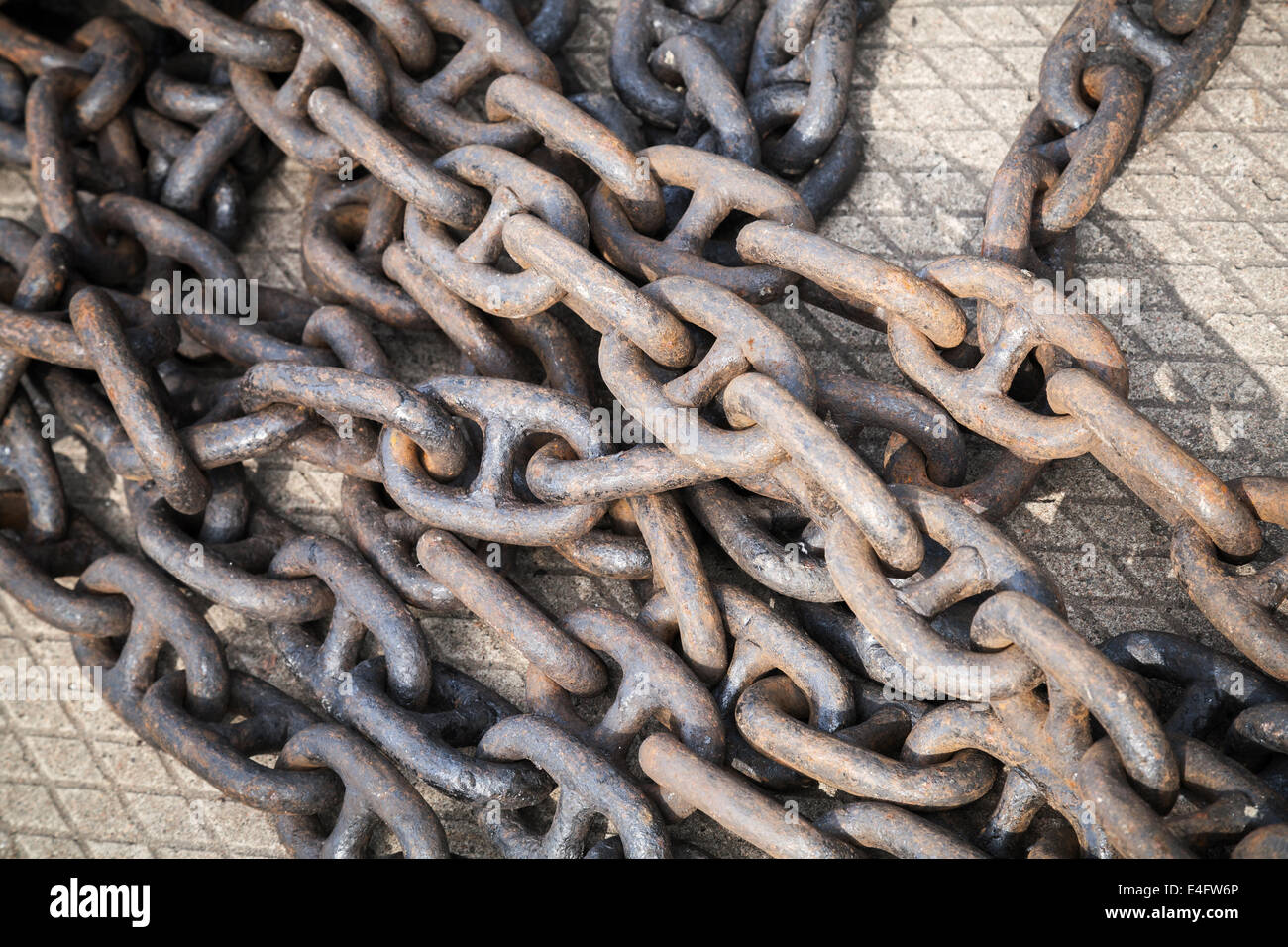 Bundle di rusty catene navale la posa sul molo Foto Stock