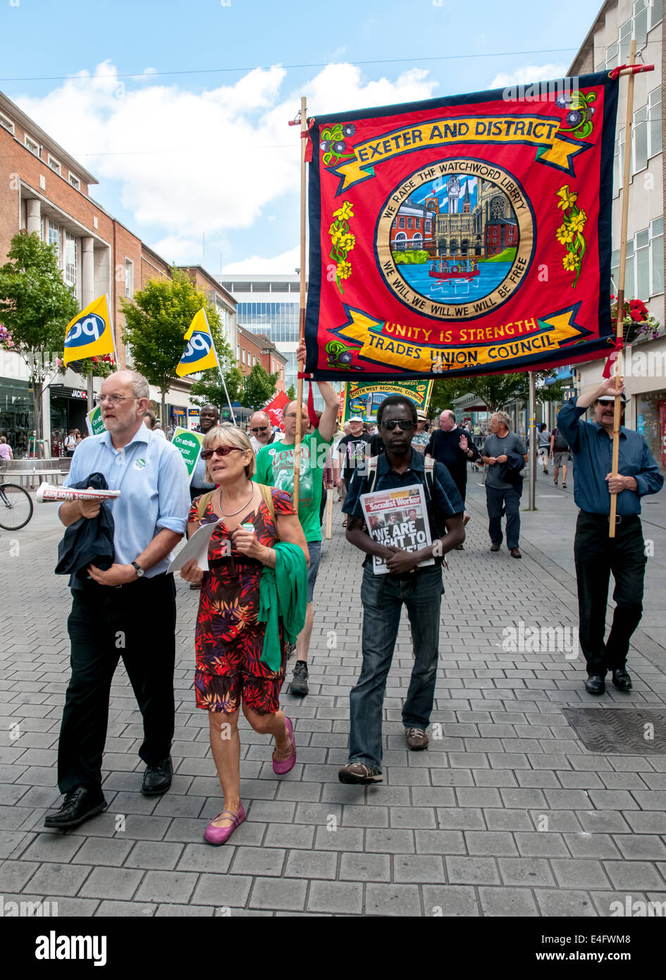 Exeter Devon, Regno Unito. Il 10 luglio 2014. Exeter Consiglio sindacale dei membri e del partito socialista dei lavoratori a piedi lungo Exeter High Street durante i lavoratori del settore pubblico la giornata nazionale di azione in Exeter City Centre nel luglio 10th, 2014 in Exeter Devon, UK Credit: Clive Chilvers/Alamy Live News Foto Stock