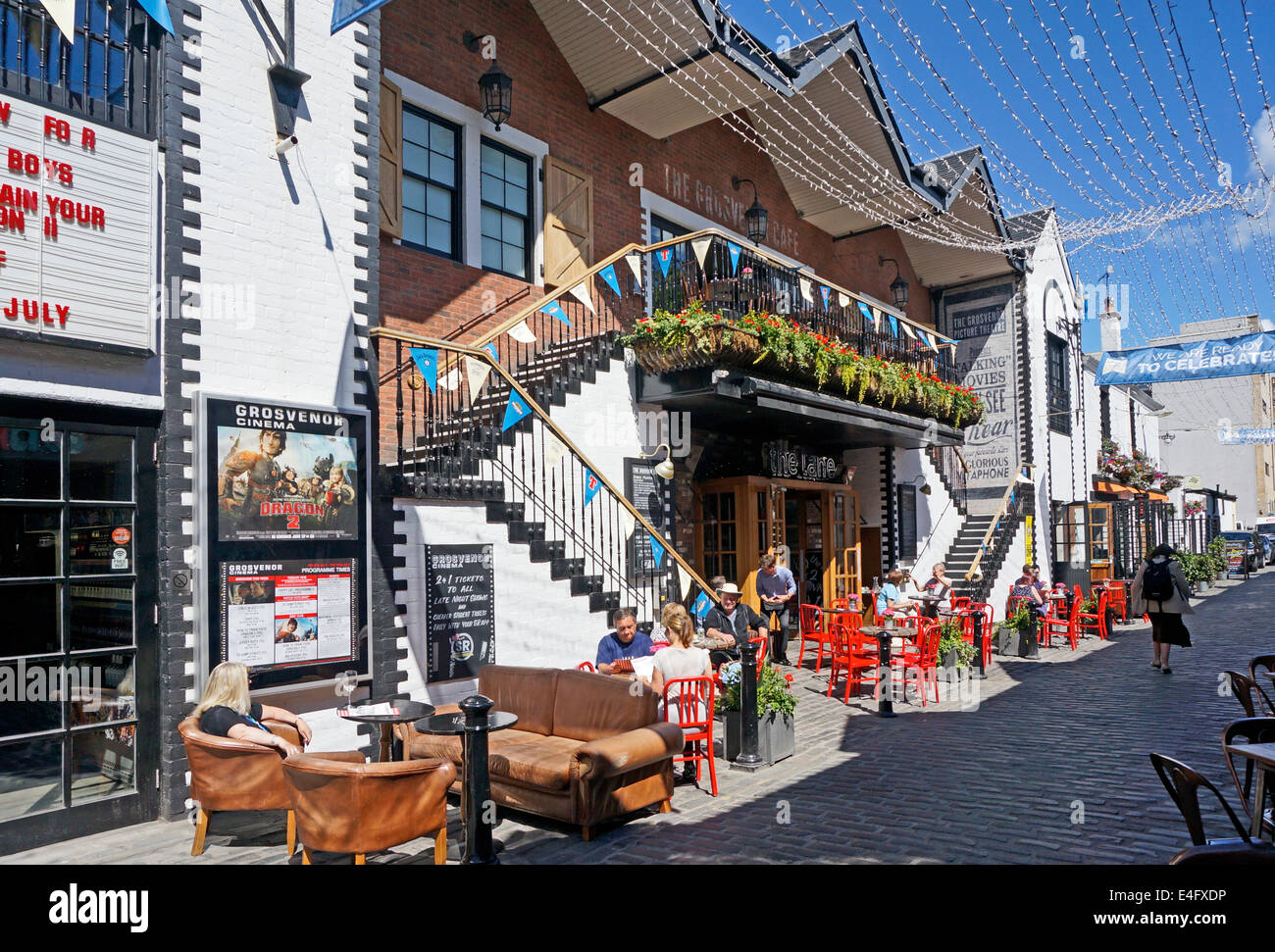 Ashton Lane Near Byres Road a Glasgow West End Scozia con ristoranti e cafe cultura Foto Stock