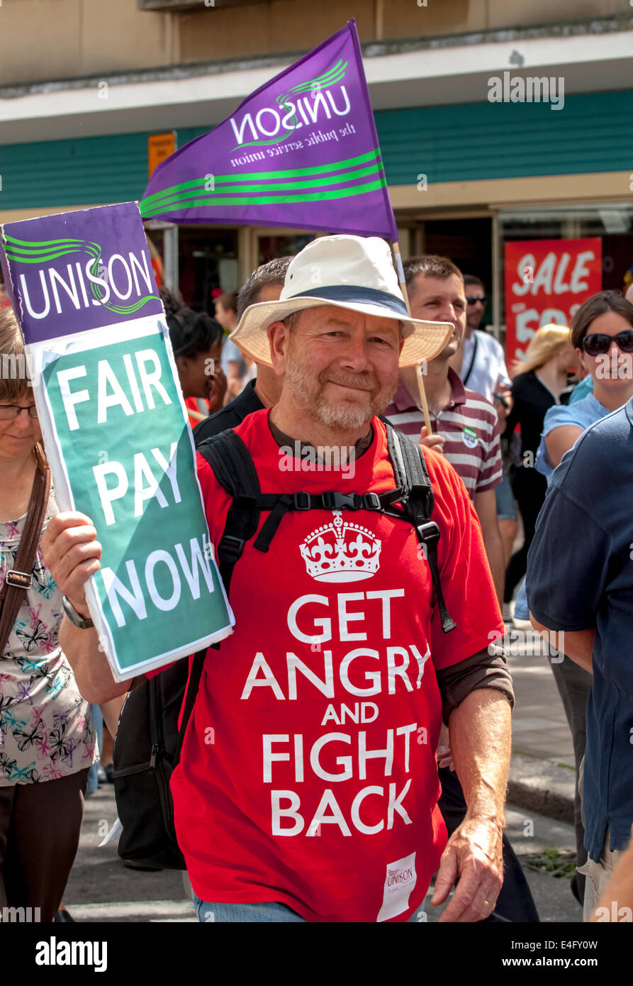 Exeter Devon, Regno Unito. Il 10 luglio 2014. UNISON stati con un'equa retribuzione ora targhetta' a piedi lungo la strada Sidwell durante i lavoratori del settore pubblico la giornata nazionale di azione in Exeter City Centre nel luglio 10th, 2014 in Exeter Devon, UK Credit: Clive Chilvers/Alamy Live News Foto Stock