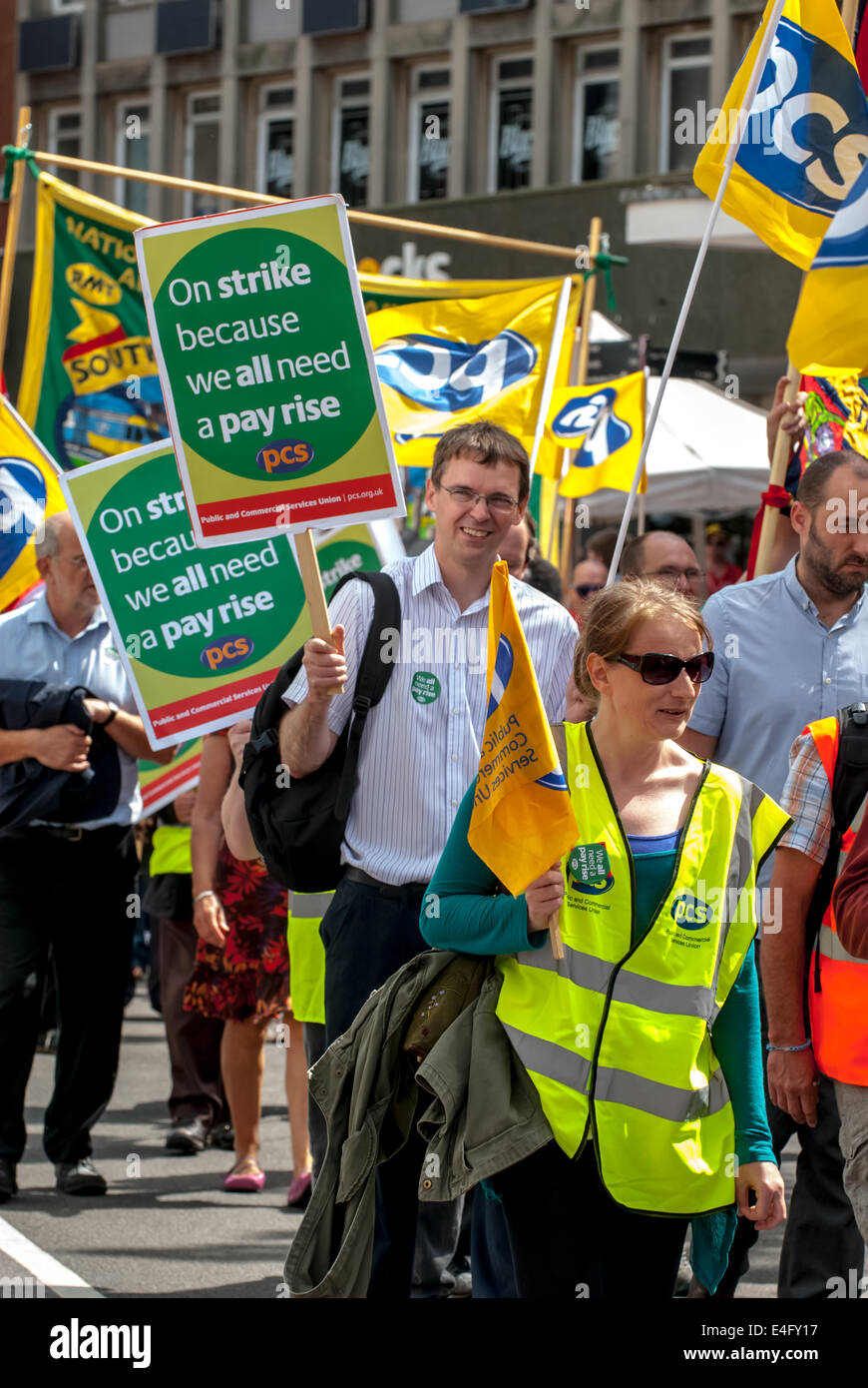 Exeter Devon, Regno Unito. Il 10 luglio 2014. I membri dei PC con cartelli a piedi lungo Exeter High Street durante i lavoratori del settore pubblico la giornata nazionale di azione in Exeter City Centre nel luglio 10th, 2014 in Exeter Devon, UK Credit: Clive Chilvers/Alamy Live News Foto Stock