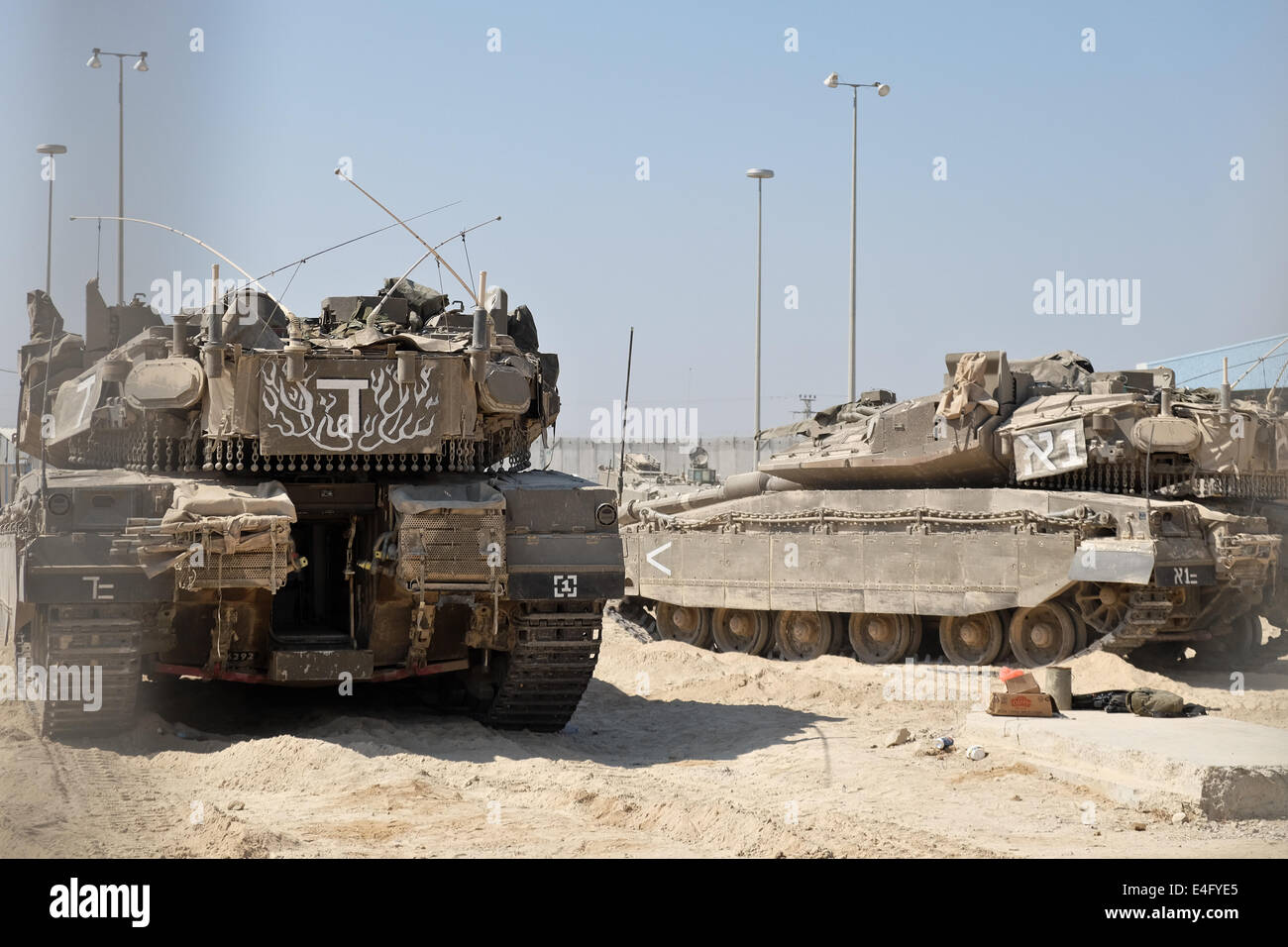 Sderot, Israele. 10 Luglio, 2014. Merkava israeliano serbatoi sono servite a Erez Crossing in preparazione per un IDF assalti via terra nella Striscia di Gaza. Poiché Israele ha lanciato Operazione bordo protettivo, ora nel suo terzo giorno oltre 360 razzi sono stati sparati in Israele e la IDF ha destinato circa 780 i beni delle organizzazioni terroristiche nella Striscia di Gaza. Credito: Nir Alon/Alamy Live News Foto Stock