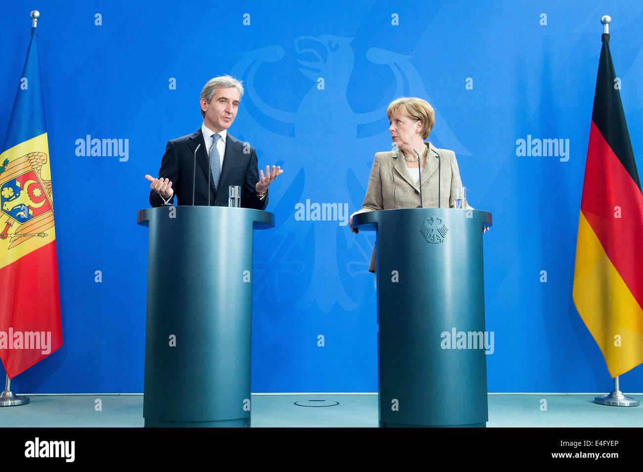 Berlino, Germania. 10 Luglio, 2014. Il cancelliere tedesco Angela Merkel (CDU) e moldovo Primo Ministro Iurie Leanca parlare durante una conferenza stampa presso la cancelleria di Berlino, Germania, 10 luglio 2014. Foto: MAURIZIO GAMBARINI/dpa/Alamy Live News Foto Stock