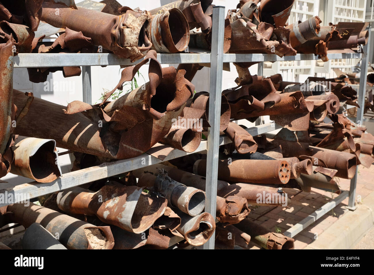 Sderot, Israele. 10 Luglio, 2014. Scorte di razzi Qassam rimane da missili colpendo il sud della città israeliana di Sderot, casa di 24.000 residenti che hanno sofferto 8.600 rocket hits negli ultimi dieci anni. Poiché Israele ha lanciato Operazione bordo protettivo, ora nel suo terzo giorno oltre 360 razzi sono stati sparati in Israele e la IDF ha destinato circa 780 i beni delle organizzazioni terroristiche nella Striscia di Gaza. Credito: Nir Alon/Alamy Live News Foto Stock