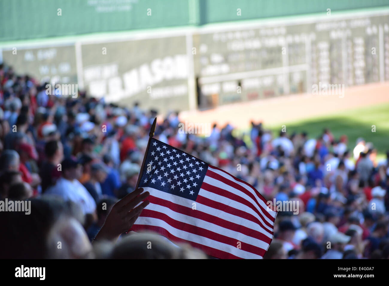 Ventilatore sventola una bandiera durante una Boston Red Sox game al Fenway Park. Foto Stock