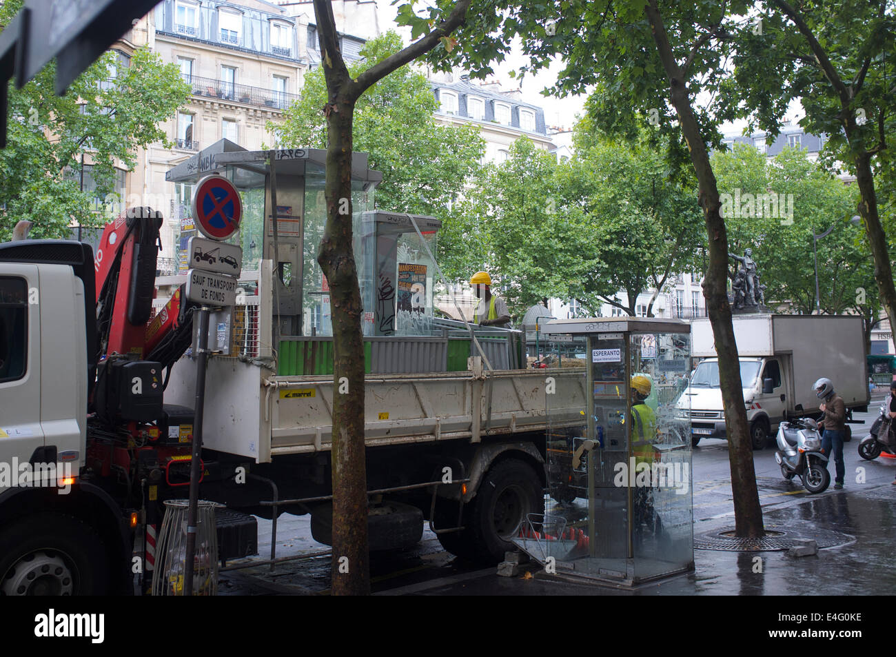 Rimozione dei lavoratori telefono pubblico chioschi in Parigi, Boulevard St Germain Foto Stock