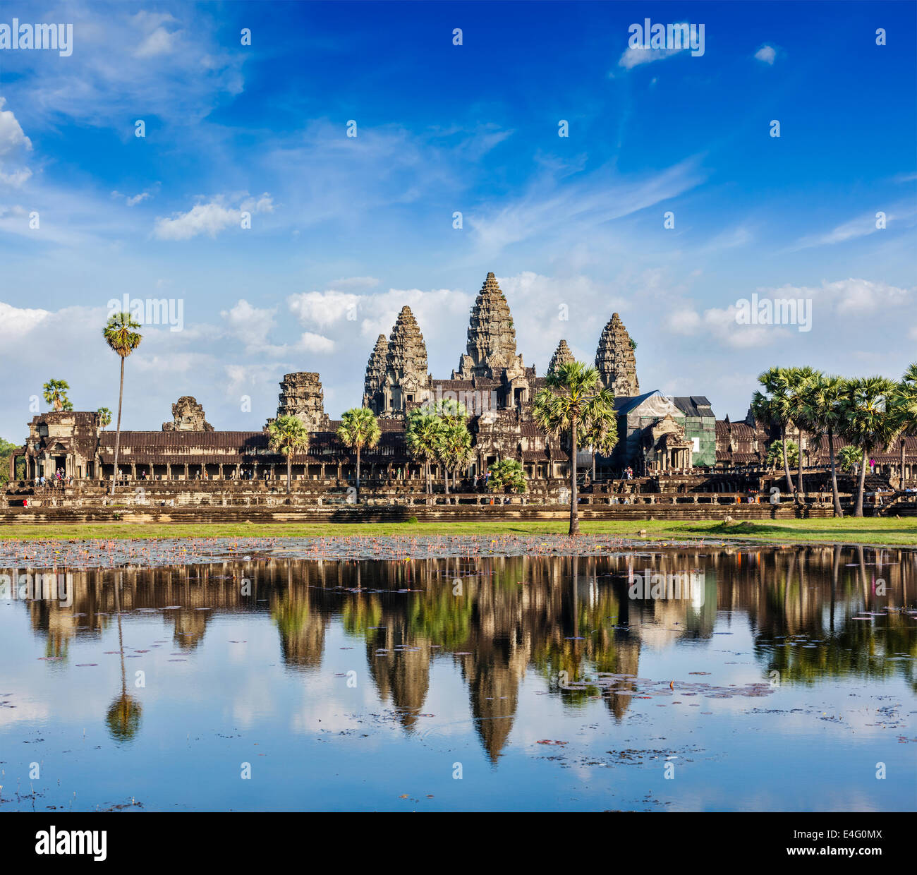 Punto di riferimento della Cambogia Angkor Wat con la riflessione in acqua Foto Stock