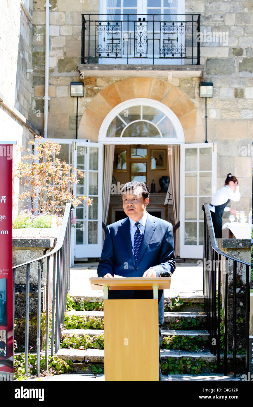 Salisbury, Wiltshire, Regno Unito. 10 Luglio, 2014. Ambasciatore cinese Liu Xiaoming parla di onorato gli ospiti come egli proclama la manifestazione aperta. L'ambasciatore era a Arundells, casa dell ex primo ministro Rt Hon Sir Edward Heath per aprire una mostra fotografica intitolata Edward Heath, un pioniere della Cina Modern-Age-UK l'amicizia. Credito: John Rose Fotografia/Alamy Live News Foto Stock