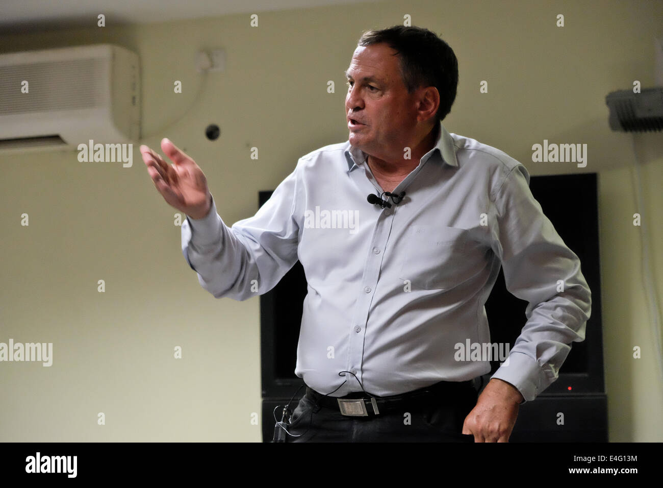 Sderot, Israele. 10 Luglio, 2014. UZI DAYAN, maggiore generale (Ret.), ex IDF Vice Capo del Personale, mutandine giornalisti in un sotterraneo bomb shelter; "L'obiettivo del funzionamento Bordo di protezione è quello di smantellare Hamas come organizzazione e a smilitarizzare Gaza razzi dall'. Poiché Israele ha lanciato Operazione bordo protettivo, ora nel suo terzo giorno oltre 360 razzi sono stati sparati in Israele e la IDF ha destinato circa 780 i beni delle organizzazioni terroristiche nella Striscia di Gaza. Credito: Nir Alon/Alamy Live News Foto Stock