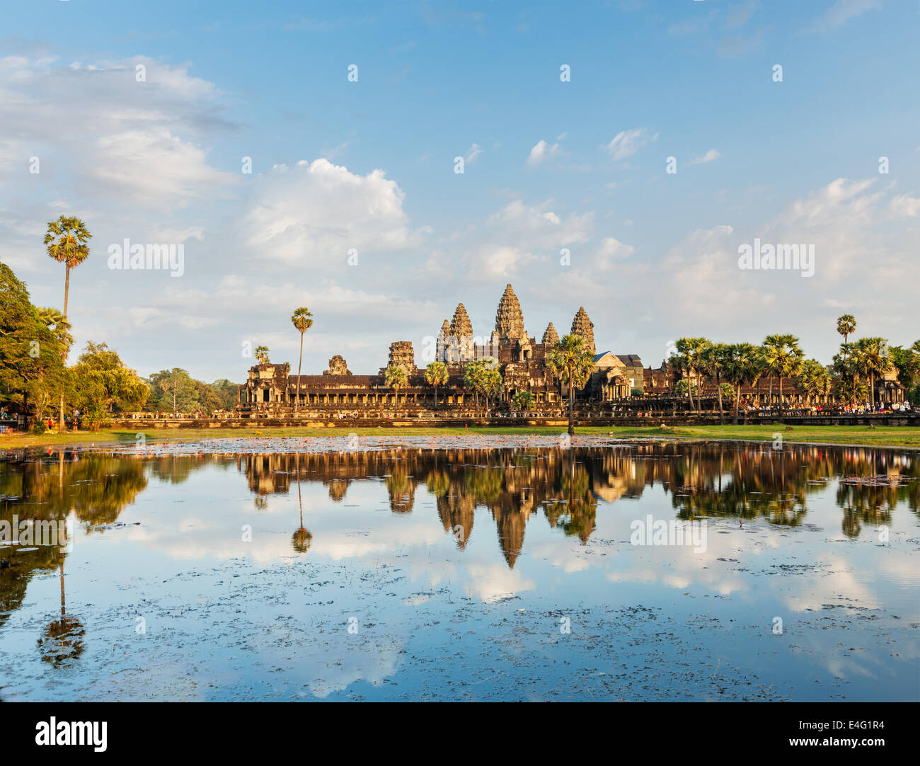 Punto di riferimento della Cambogia Angkor Wat con la riflessione in acqua Foto Stock