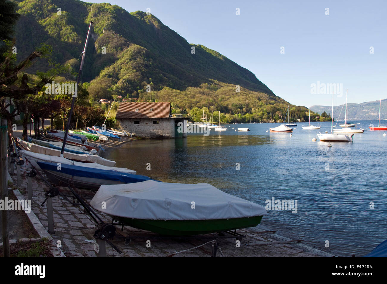 Barche a vela a calde sul Lago Maggiore Italia Foto Stock