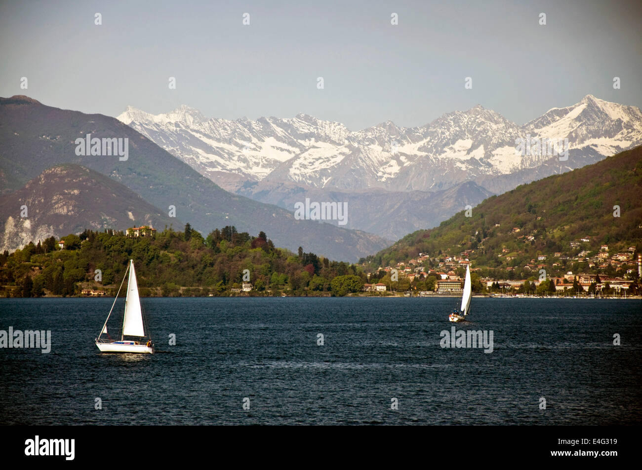 Barca a vela sul Lago Maggiore Italia Foto Stock