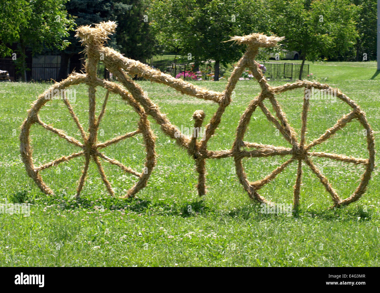 Bike scultura di paglia sul prato Foto Stock