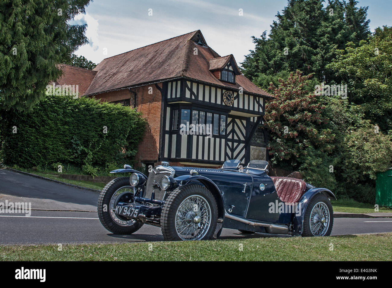 1934 Riley Ulster Imp sport auto parcheggiate accanto al villaggio verde in Tilford, Surrey, Farnham, Regno Unito. Foto Stock