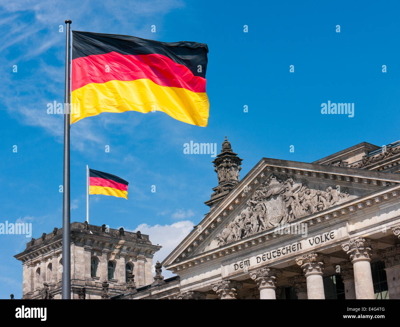 La bandiera tedesca volare al di fuori dell'Edificio del Reichstag a Berlino Germania Foto Stock