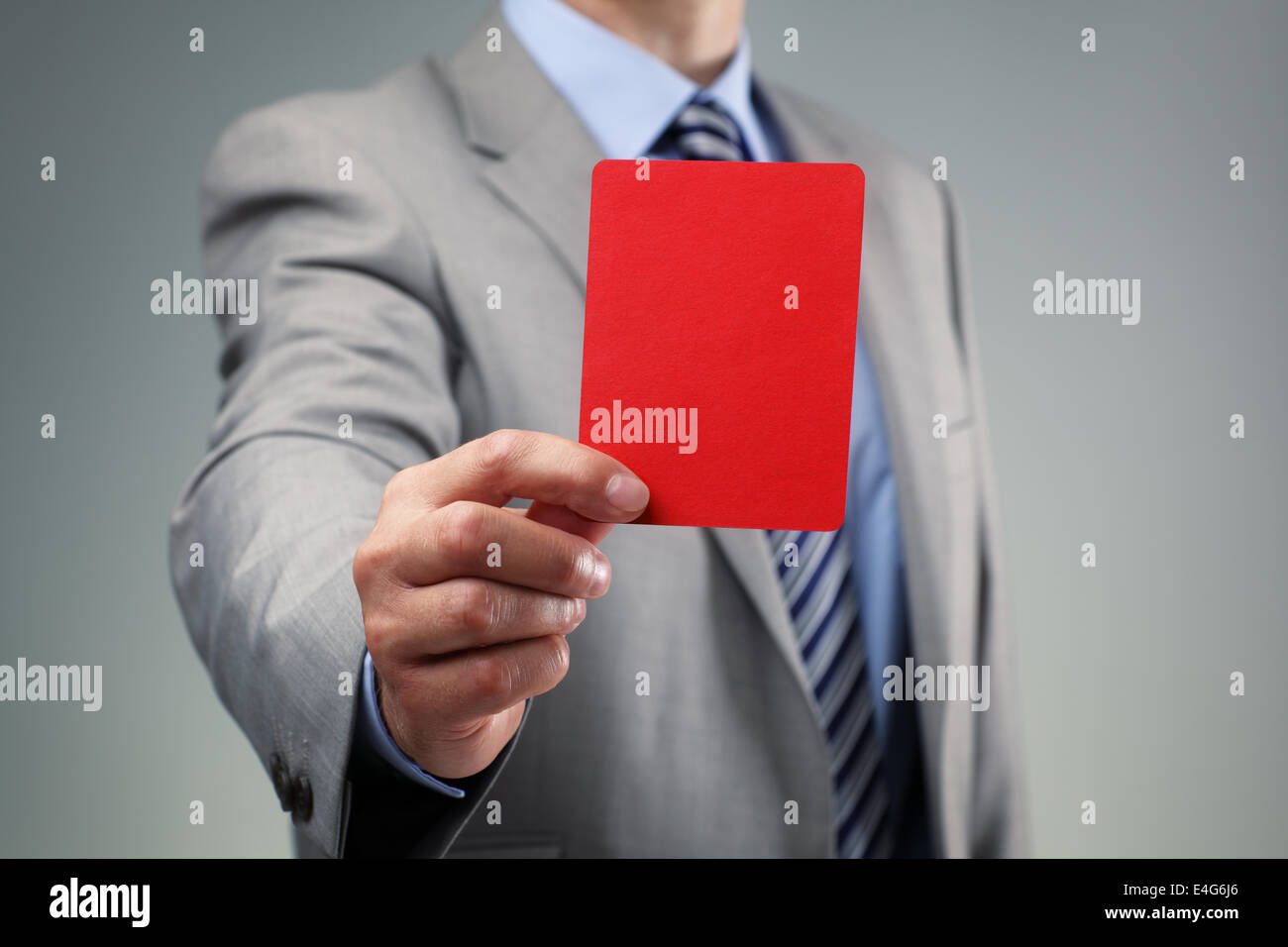 Imprenditore che mostra il cartellino rosso Foto Stock