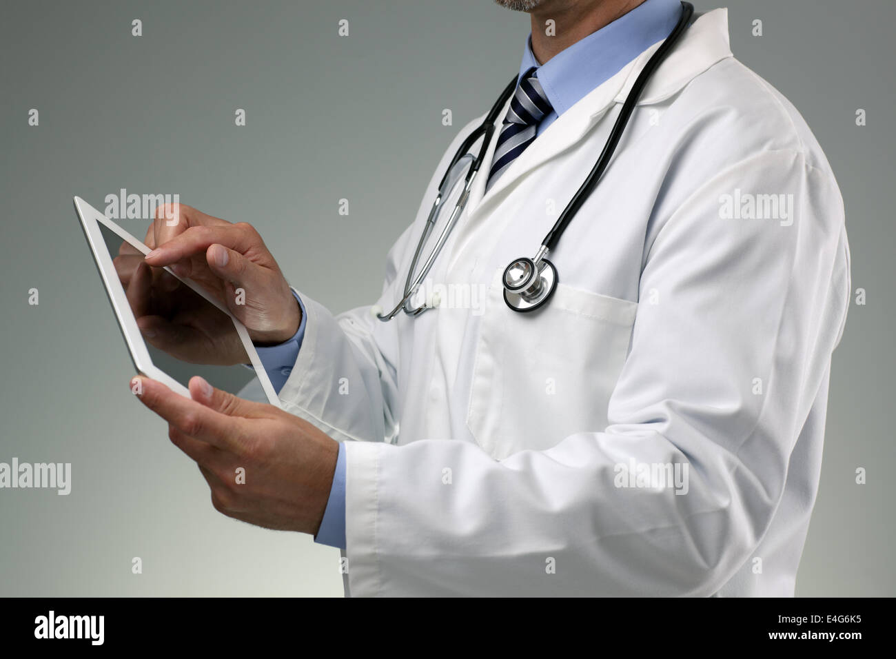 Medico usando tavoletta digitale Foto Stock