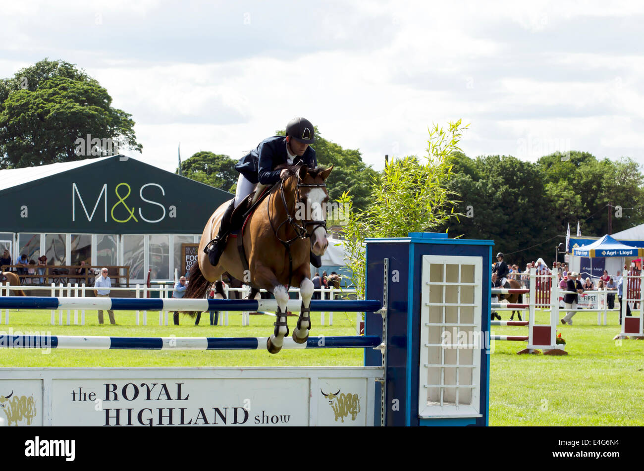 Showjumper competono al Royal Highland Show a Ingliston, nei pressi di Edimburgo, Scozia. Foto Stock