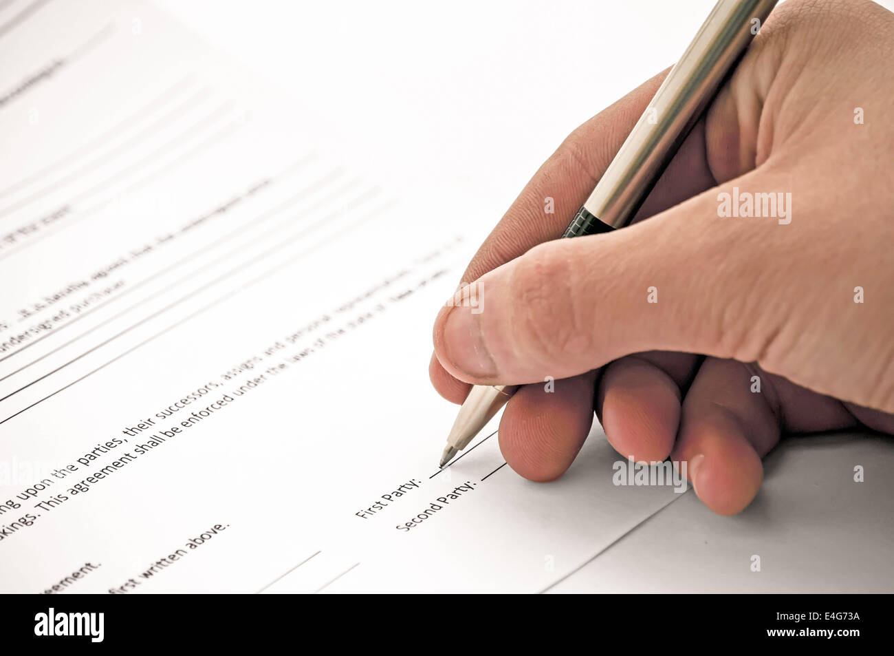 Vista ravvicinata di un uomo la firma di un contratto. Foto Stock